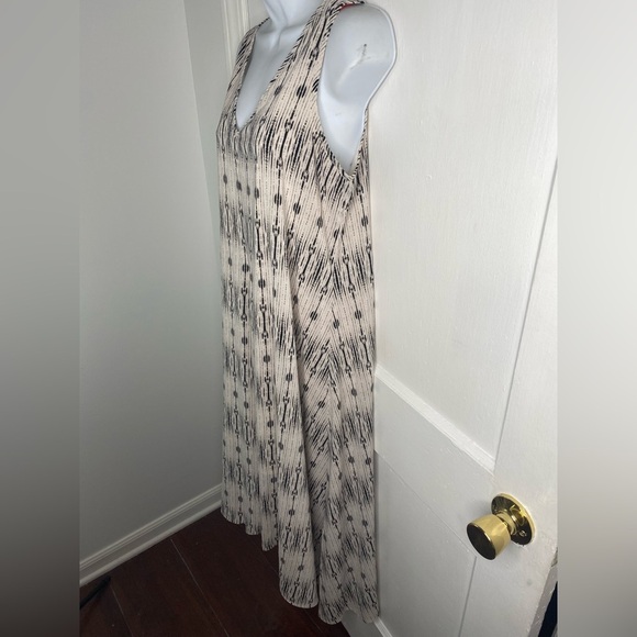 CARMEN MARC VALVO Black and Cream Patterned Dress. - Picture 4 of 9